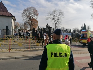 Umundurowani policjanci podczas Dnia Wszystkich Świętych w okolicach cmentarzy.