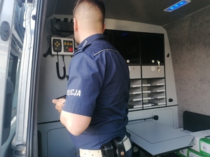 Oznakowany radiowóz policyjny tzw. ambulans pogotowia ruchu drogowego