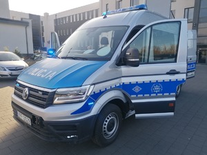 Oznakowany radiowóz policyjny tzw. ambulans pogotowia ruchu drogowego
