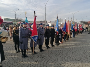 Umundurowani funkcjonariusze służb mundurowych podczas obchodów Święta Niepodległości.