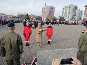 Umundurowani funkcjonariusze służb mundurowych podczas obchodów Święta Niepodległości.