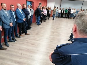 Umundurowani policjanci w trakcie pożegnania Zastępcy Komendanta w jednym z pomieszczeń KMP Dąbrowa Górnicza.