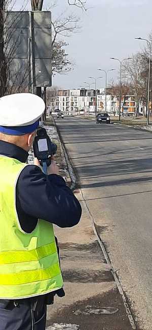 Policjanci umundurowani podczas działań na ulicach Dąbrowy Górniczej i za sterami monitoringu miejskiego.