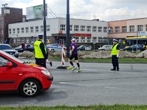 Umundurowani policjanci biorący udział w zabezpieczeniu półmaratonu.