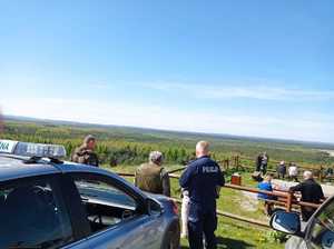 Umundurowani policjanci i straż leśna w trakcie rozmów profilaktycznych podczas harcerskiej gry Pustynna Burza.