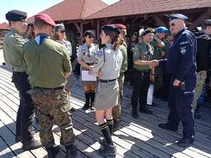 Umundurowani policjanci i straż leśna w trakcie rozmów profilaktycznych podczas harcerskiej gry Pustynna Burza.