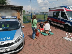 Umundurowani policjanci i ratownicy medyczni podczas działań na terenie naszego miasta.