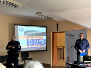 Umundurowani policjanci podczas spotkania/ debaty z mieszkańcami jednego z Dąbrowskich osiedli.