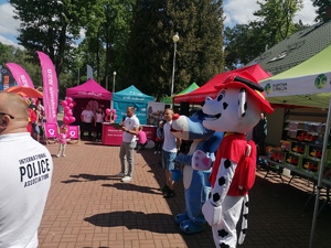 Zdjęcie przedstawia uczestników w trakcie zabawy podczas V Mundurowego Pikniku Rodzinnego.