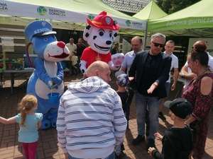 Zdjęcie przedstawia uczestników w trakcie zabawy podczas V Mundurowego Pikniku Rodzinnego.