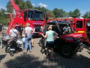 Zdjęcie przedstawia uczestników w trakcie zabawy podczas V Mundurowego Pikniku Rodzinnego.