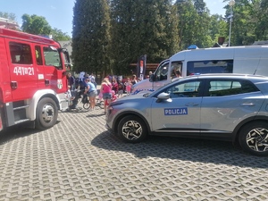 Zdjęcie przedstawia uczestników w trakcie zabawy podczas V Mundurowego Pikniku Rodzinnego.