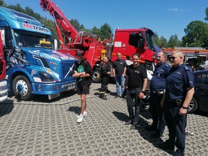 Zdjęcie przedstawia uczestników w trakcie zabawy podczas V Mundurowego Pikniku Rodzinnego.