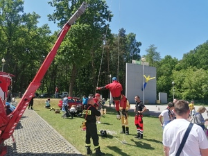 Zdjęcie przedstawia uczestników w trakcie zabawy podczas V Mundurowego Pikniku Rodzinnego.