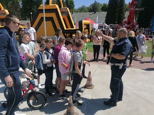 Zdjęcie przedstawia uczestników w trakcie zabawy podczas V Mundurowego Pikniku Rodzinnego.