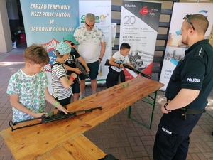 Zdjęcie przedstawia uczestników w trakcie zabawy podczas V Mundurowego Pikniku Rodzinnego.