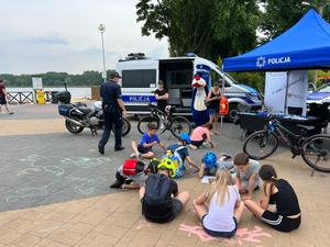 Umundurowani policjanci, strażacy, ratownicy medyczni i wodne ochotnicze pogotowie ratunkowe nad brzegiem zbiornika wodnego Pogoria 3 podczas inauguracji kampanii &quot;Kręci mnie bezpieczeństwo nad wodą&quot;