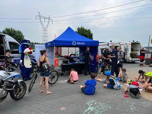 Umundurowani policjanci, strażacy, ratownicy medyczni i wodne ochotnicze pogotowie ratunkowe nad brzegiem zbiornika wodnego Pogoria 3 podczas inauguracji kampanii &quot;Kręci mnie bezpieczeństwo nad wodą&quot;