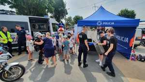 Umundurowani policjanci, strażacy, ratownicy medyczni i wodne ochotnicze pogotowie ratunkowe nad brzegiem zbiornika wodnego Pogoria 3 podczas inauguracji kampanii &quot;Kręci mnie bezpieczeństwo nad wodą&quot;