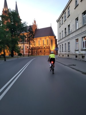 Mężczyźni ubrani w stroje kolarskie w drodze z Dąbrowy Górniczej na Hel.