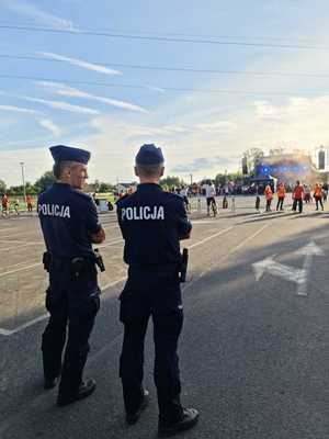 Umundurowani policjanci w trakcie zabezpieczenia koncertu.