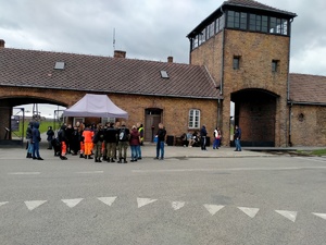 Nieumundurowani policjanci i kadeci z klas mundurowych na warsztatach i podczas zwiedzania obozu Auschwitz.