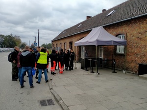 Nieumundurowani policjanci i kadeci z klas mundurowych na warsztatach i podczas zwiedzania obozu Auschwitz.