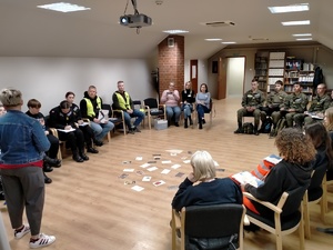 Nieumundurowani policjanci i kadeci z klas mundurowych na warsztatach i podczas zwiedzania obozu Auschwitz.