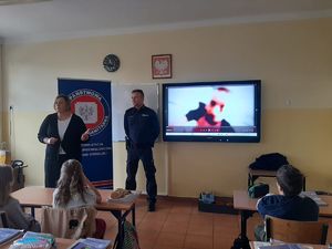 Umundurowani policjanci w trakcie prelekcji w dąbrowskich szkołach.