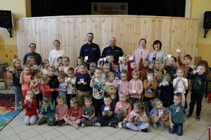 Umundurowani policjanci na zdjęciu z klasa dzieci.