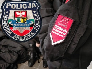 Umundurowani kadeci w trakcie wizyty w komendzie policji.