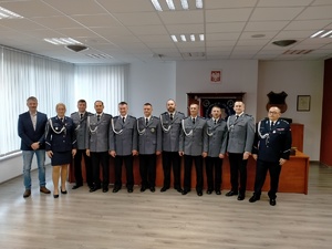 Umundurowani policjanci pozujący do zdjęć grupowych.