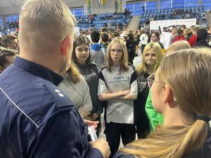 Umundurowani policjanci w trakcie pogadanek i pokazu sprzętu policyjnego na Targach Edukacji i Festiwalu Zawodów w Hali Widowiskowo-Sportowej.