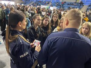 Umundurowani policjanci w trakcie pogadanek i pokazu sprzętu policyjnego na Targach Edukacji i Festiwalu Zawodów w Hali Widowiskowo-Sportowej.