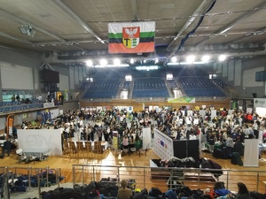 Umundurowani policjanci w trakcie pogadanek i pokazu sprzętu policyjnego na Targach Edukacji i Festiwalu Zawodów w Hali Widowiskowo-Sportowej.