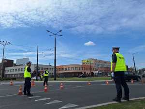 Na zdjęciu widać, policjantów  ruchu drogowego, którzy  na skrzyżowaniu kierują ruchem.