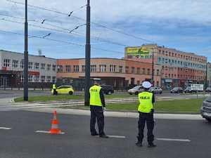 N zdjęciu widać policjantów ruchu drogowego którzy kierują ruchem.