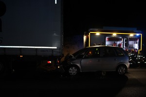 Na zdjęciu widać kolizje samochodu osobowego z ciężarowym.