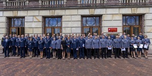 Umundurowani policjanci w towarzystwie parlamentarzystów, władz miasta i rodzin podczas obchodów Święta Policji w dąbrowskim Pałacu Kultury Zagłębia.