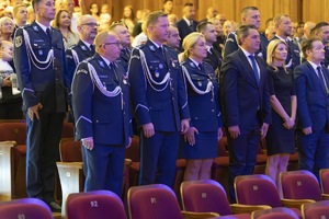 Umundurowani policjanci w towarzystwie parlamentarzystów, władz miasta i rodzin podczas obchodów Święta Policji w dąbrowskim Pałacu Kultury Zagłębia.