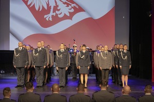 Umundurowani policjanci w towarzystwie parlamentarzystów, władz miasta i rodzin podczas obchodów Święta Policji w dąbrowskim Pałacu Kultury Zagłębia.