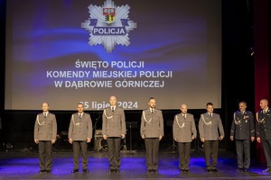 Umundurowani policjanci w towarzystwie parlamentarzystów, władz miasta i rodzin podczas obchodów Święta Policji w dąbrowskim Pałacu Kultury Zagłębia.