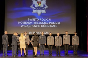 Umundurowani policjanci w towarzystwie parlamentarzystów, władz miasta i rodzin podczas obchodów Święta Policji w dąbrowskim Pałacu Kultury Zagłębia.