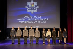 Umundurowani policjanci w towarzystwie parlamentarzystów, władz miasta i rodzin podczas obchodów Święta Policji w dąbrowskim Pałacu Kultury Zagłębia.