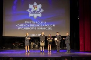 Umundurowani policjanci w towarzystwie parlamentarzystów, władz miasta i rodzin podczas obchodów Święta Policji w dąbrowskim Pałacu Kultury Zagłębia.