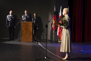 Umundurowani policjanci w towarzystwie parlamentarzystów, władz miasta i rodzin podczas obchodów Święta Policji w dąbrowskim Pałacu Kultury Zagłębia.