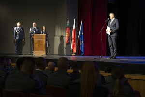 Umundurowani policjanci w towarzystwie parlamentarzystów, władz miasta i rodzin podczas obchodów Święta Policji w dąbrowskim Pałacu Kultury Zagłębia.