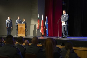 Umundurowani policjanci w towarzystwie parlamentarzystów, władz miasta i rodzin podczas obchodów Święta Policji w dąbrowskim Pałacu Kultury Zagłębia.