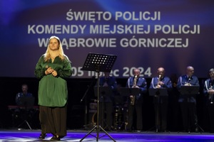 Umundurowani policjanci w towarzystwie parlamentarzystów, władz miasta i rodzin podczas obchodów Święta Policji w dąbrowskim Pałacu Kultury Zagłębia.