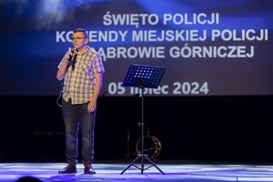 Umundurowani policjanci w towarzystwie parlamentarzystów, władz miasta i rodzin podczas obchodów Święta Policji w dąbrowskim Pałacu Kultury Zagłębia.